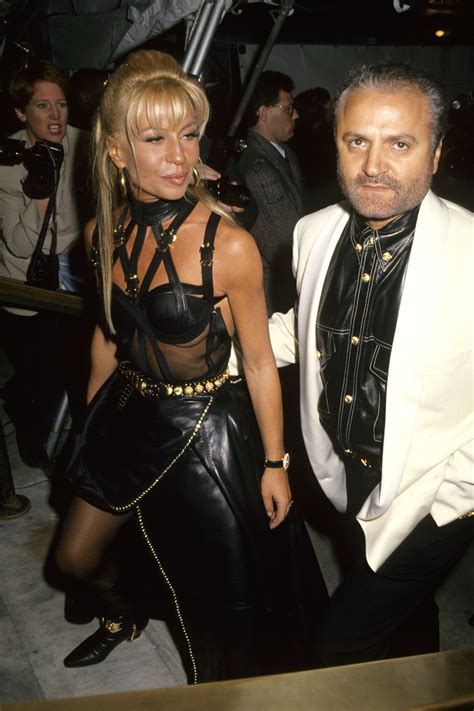 prima collezione versace foto|Versace: da Gianni a Donatella in 10 (splendide) foto d’archivio.